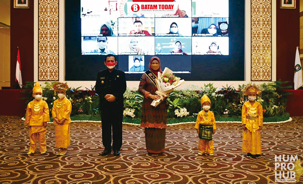Gubernur Kepri, H. Ansar Ahmad saat foto bersama Bunda PAUD Kepri Hj. Dewi Kumalasari Ansar